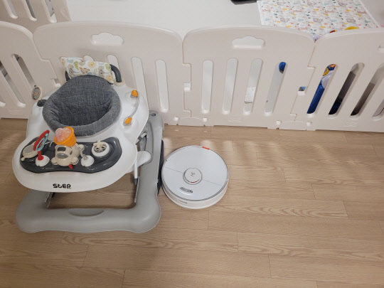 로보락 S7이 장애물을 피해 청소를 진행하고 있다. <전혜인 기자>